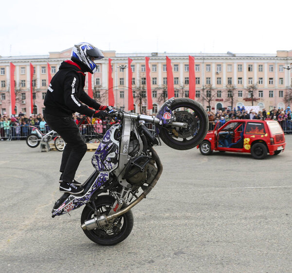 YOSHKAR-OLA, RUSSIA - MAY 5, 2018: Motoshow in central square of  city. Tricks on motorcycle, stuntmen, Stunt Riding - Wheelie, Stoppie and Akrobatyka on motorcycle.