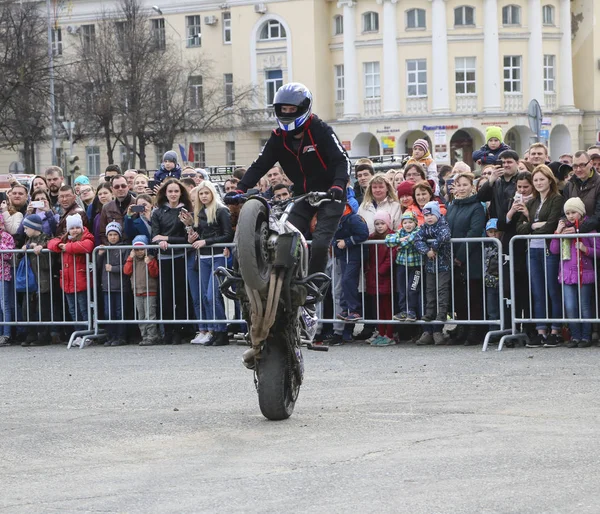 광장에 요시카르올라 러시아 2018 Motoshow Stoppie Akrobatyka 오토바이 오토바이 스턴트맨 — 스톡 사진