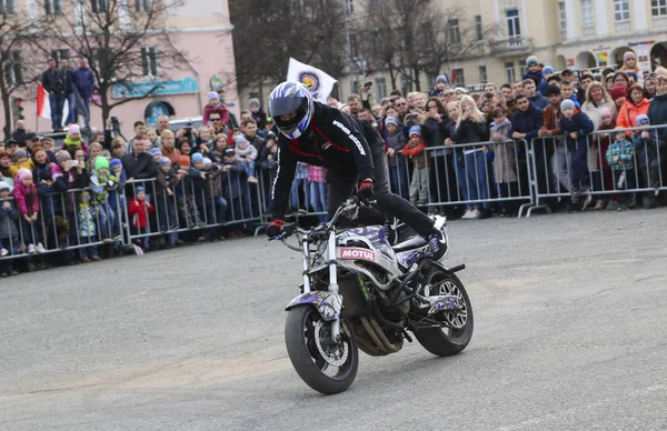 都市の中央広場でヨシュカル ロシア連邦 2018 Motoshow ウイリー ライブと Akrobatyka のバイクにバイク スタントマン スタントに乗る — ストック写真