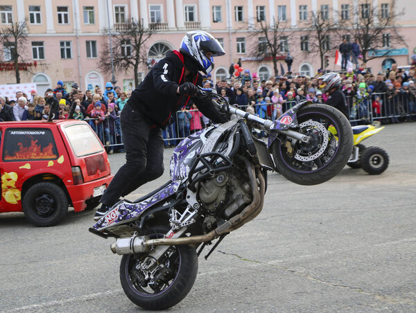 YOSHKAR-OLA, RUSSIA - MAY 5, 2018: Motoshow in central square of  city. Tricks on motorcycle, stuntmen, Stunt Riding - Wheelie, Stoppie and Akrobatyka on motorcycle.