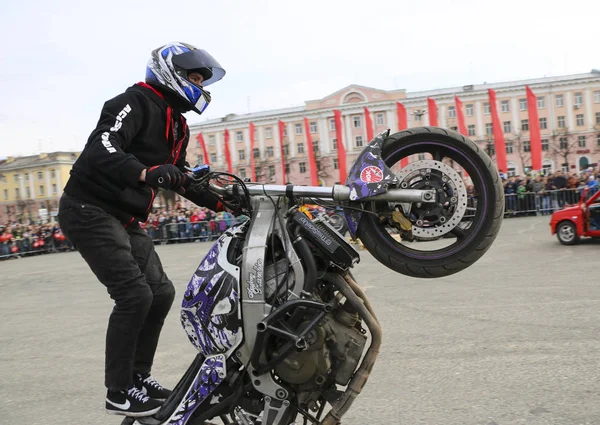 광장에 요시카르올라 러시아 2018 Motoshow Stoppie Akrobatyka 오토바이 오토바이 스턴트맨 — 스톡 사진