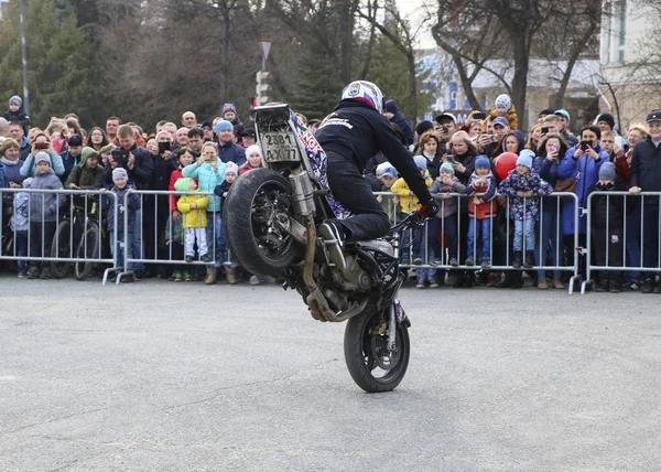 광장에 요시카르올라 러시아 2018 Motoshow Stoppie Akrobatyka 오토바이 오토바이 스턴트맨 — 스톡 사진