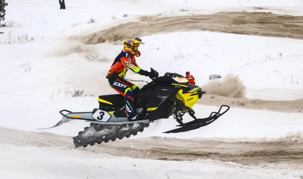 スノーモービルでクロスカントリーに Volzhsk ロシア 2019 ロシア選手権 — ストック写真