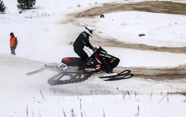 スノーモービルでクロスカントリーに Volzhsk ロシア 2019 ロシア選手権 — ストック写真