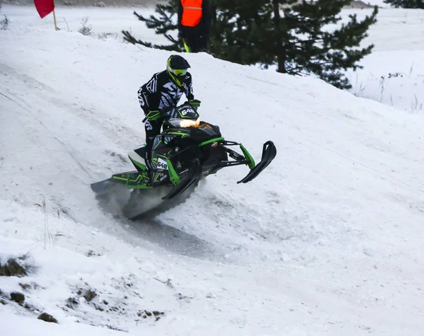 スノーモービルでクロスカントリーに Volzhsk ロシア 2019 ロシア選手権 — ストック写真