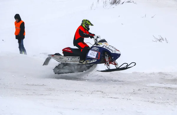 Volzhsk, Rusya, 02 Şubat 2019: Şampiyonası Rusya'nın kros kar motosikletleri üzerinde üzerinde.