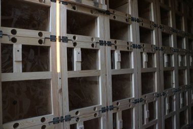 bir büyük mobil arı kovanı içinden birkaç arı aileler Doğum. aygıtı birden çok kovan.