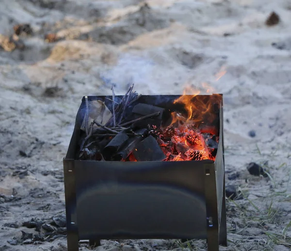 Brandende Barbecue Brazier Met Hete Kolen Grill Leugens Zwarte Houtskool — Stockfoto