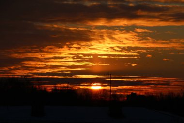 şafak şehir üzerinde. Şafakta kabarık bulutlar gökyüzü. Sunrise evleri üzerinde.