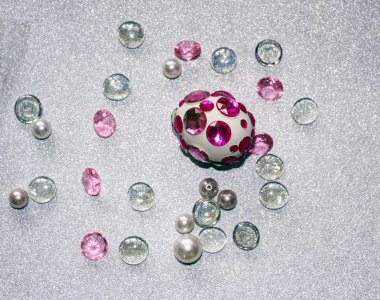 Paskalya kompozisyon flatlay. Paskalya yumurtaları Cam süsler ve inci boncuk gümüş bir arka plan üzerinde parlak rhinestones ile dekore edilmiştir.