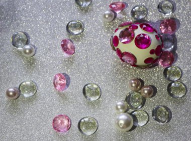Paskalya kompozisyon flatlay. Paskalya yumurtaları Cam süsler ve inci boncuk gümüş bir arka plan üzerinde parlak rhinestones ile dekore edilmiştir.