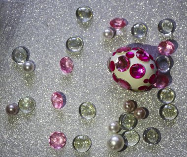 Paskalya kompozisyon flatlay. Paskalya yumurtaları Cam süsler ve inci boncuk gümüş bir arka plan üzerinde parlak rhinestones ile dekore edilmiştir.