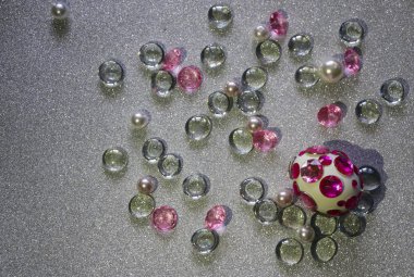 Paskalya kompozisyon flatlay. Paskalya yumurtaları Cam süsler ve inci boncuk gümüş bir arka plan üzerinde parlak rhinestones ile dekore edilmiştir.