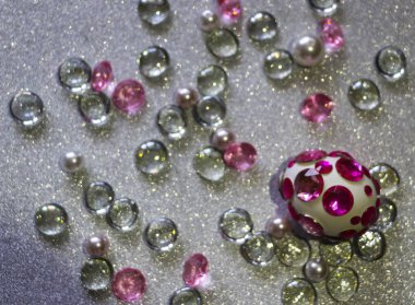 Paskalya kompozisyon flatlay. Paskalya yumurtaları Cam süsler ve inci boncuk gümüş bir arka plan üzerinde parlak rhinestones ile dekore edilmiştir.