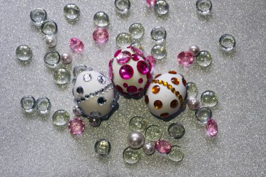 Paskalya kompozisyon flatlay. Paskalya yumurtaları Cam süsler ve inci boncuk gümüş bir arka plan üzerinde parlak rhinestones ile dekore edilmiştir.