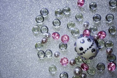 Paskalya kompozisyon flatlay. Paskalya yumurtaları parlak rhi ile dekore edilmiştir.