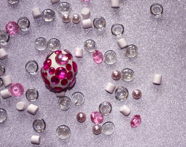 Paskalya kompozisyon flatlay. Cam süsler ve inci boncuklar ile Gümüş arka plan üzerinde parlak rhinestones Paskalya yumurtaları süslenmiş.