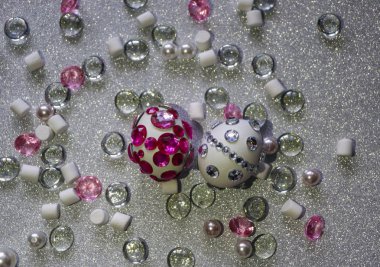 Paskalya kompozisyon flatlay. Paskalya yumurtaları parlak rhi ile dekore edilmiştir.