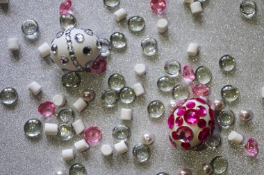 Paskalya kompozisyon flatlay. Cam süsler ve inci boncuklar ile Gümüş arka plan üzerinde parlak rhinestones Paskalya yumurtaları süslenmiş.