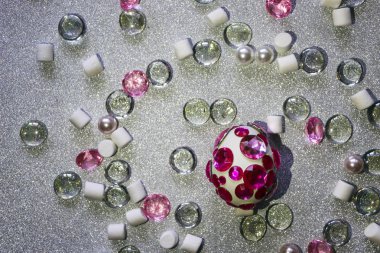 Paskalya kompozisyon flatlay. Paskalya yumurtaları parlak rhi ile dekore edilmiştir.