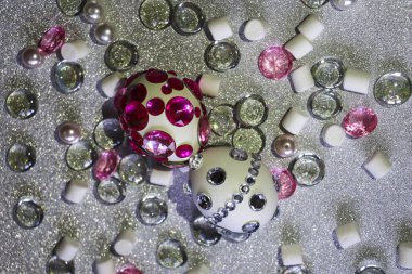 Paskalya kompozisyon flatlay. Paskalya yumurtaları parlak rhi ile dekore edilmiştir.