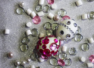 Paskalya kompozisyon flatlay. Paskalya yumurtaları parlak rhi ile dekore edilmiştir.