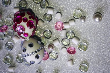 Paskalya kompozisyon flatlay. Paskalya yumurtaları parlak rhi ile dekore edilmiştir.