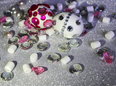 Paskalya kompozisyon flatlay. Paskalya yumurtaları parlak rhi ile dekore edilmiştir.