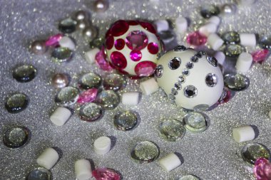 Paskalya kompozisyon flatlay. Paskalya yumurtaları parlak rhi ile dekore edilmiştir.