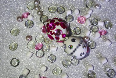 Paskalya kompozisyon flatlay. Paskalya yumurtaları parlak rhi ile dekore edilmiştir.