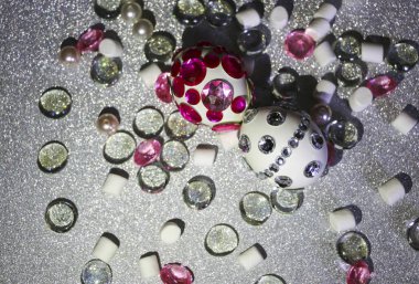 Paskalya kompozisyon flatlay. Cam süsler ve inci boncuklar ile Gümüş arka plan üzerinde parlak rhinestones Paskalya yumurtaları süslenmiş.