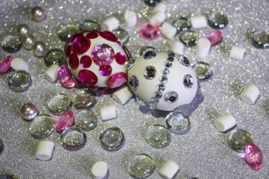 Paskalya kompozisyon flatlay. Paskalya yumurtaları parlak rhi ile dekore edilmiştir.