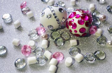 Paskalya kompozisyon flatlay. Paskalya yumurtaları parlak rhi ile dekore edilmiştir.