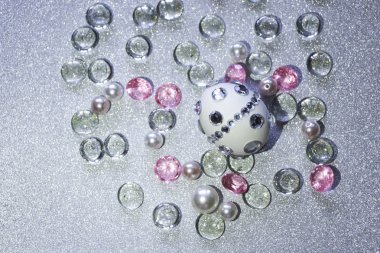 Paskalya kompozisyon flatlay. Cam süsler ve inci boncuklar ile Gümüş arka plan üzerinde parlak rhinestones Paskalya yumurtaları süslenmiş.