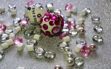 Paskalya kompozisyon flatlay. Cam süsler ve inci boncuklar ile Gümüş arka plan üzerinde parlak rhinestones Paskalya yumurtaları süslenmiş.