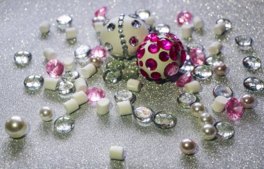 Paskalya kompozisyon flatlay. Paskalya yumurtaları parlak rhi ile dekore edilmiştir.