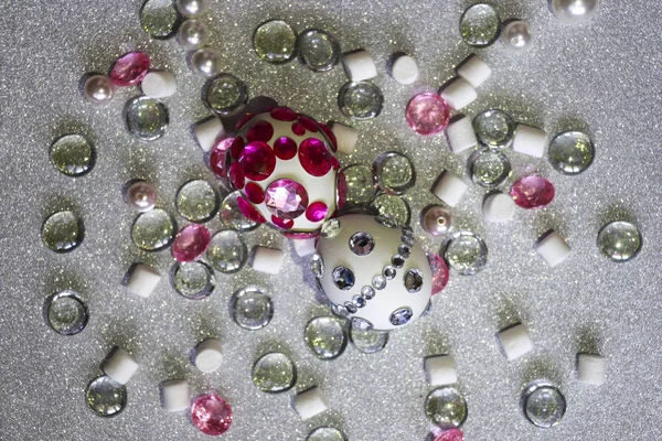 Paskalya kompozisyon flatlay. Paskalya yumurtaları parlak rhi ile dekore edilmiştir.