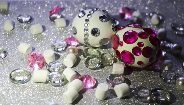 Paskalya kompozisyon flatlay. Paskalya yumurtaları parlak rhi ile dekore edilmiştir.