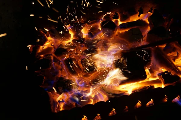 Hete kolen van hout branden met felle vlam in ijzer brazier. — Stockfoto