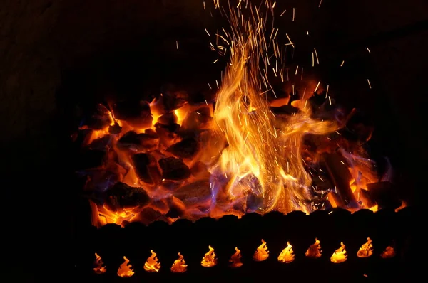 Hot wood coals burn with  bright flame in iron brazier. — Stock Photo, Image