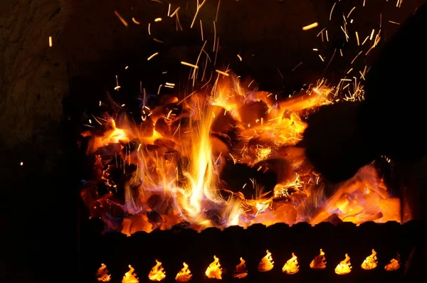 Hot wood coals burn with  bright flame in iron brazier. — Stock Photo, Image