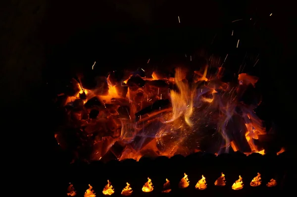 Heiße Holzkohle brennt mit heller Flamme in eisernem Kohlenbecken. — Stockfoto