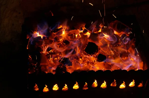 Hot wood coals burn with  bright flame in iron brazier. — Stock Photo, Image
