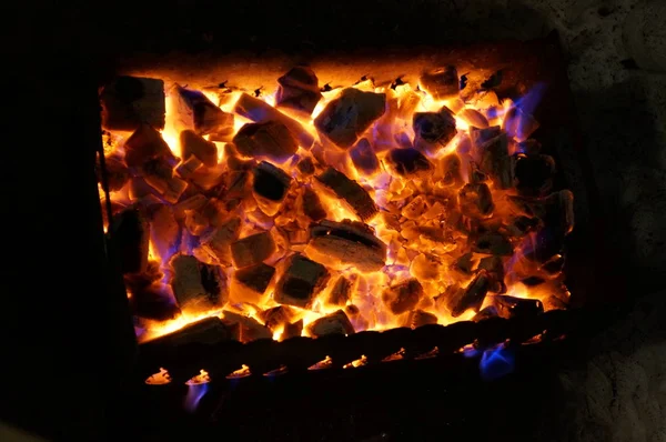 Carboni ardenti di legno bruciano con fiamma brillante in braciere di ferro . — Foto Stock