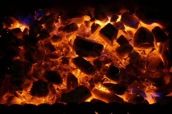 Carboni ardenti di legno bruciano con fiamma brillante in braciere di ferro . — Foto Stock