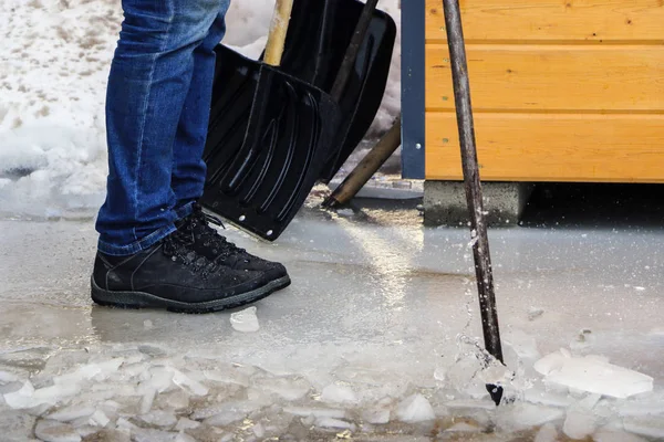 Eisenträger brechen das Eis, um das Wasser im Frühling bei Tauwetter und Flut abzuleiten. — Stockfoto