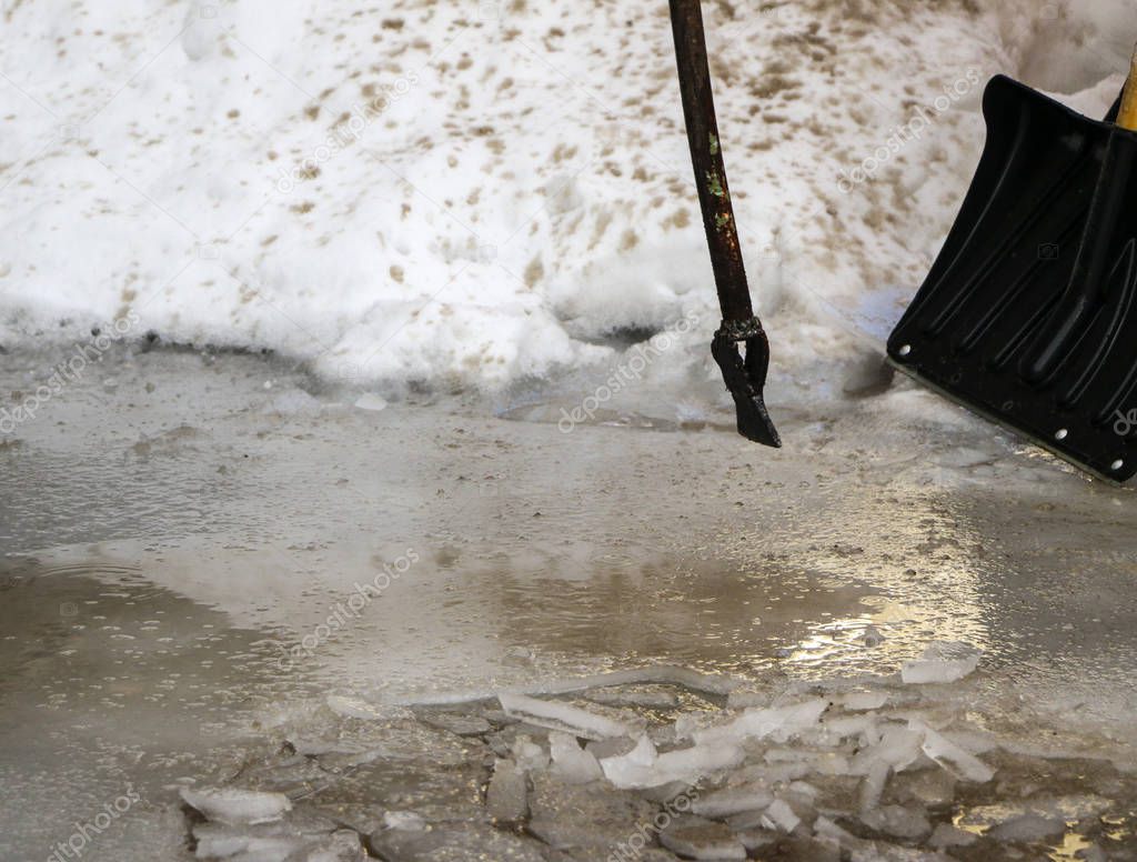 iron ice pick break the ice to drain the water in the spring during the thaw and flood.