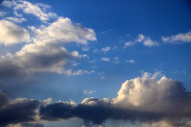 parlak mavi gökyüzü güneşli havalarda üzerinde beyaz kabarık bulutlar