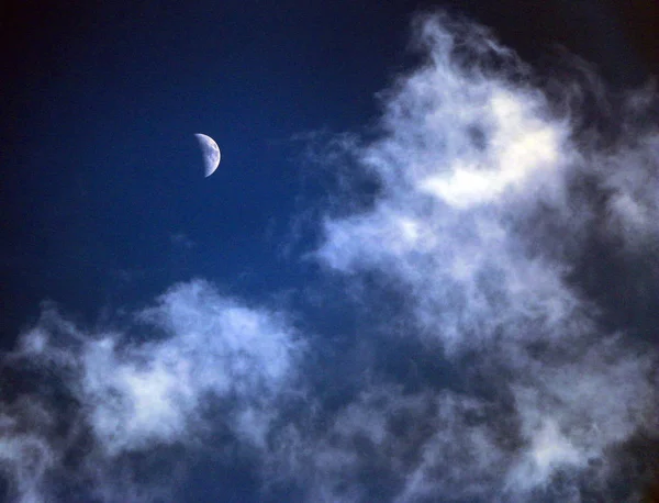 White fluffy clouds on  bright blue sky in Sunny weather — Stock Photo, Image