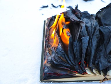 kar kitap yakma. metin açık kitap sayfaları wi yanmak